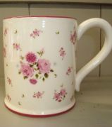 Tasse beige fleurie